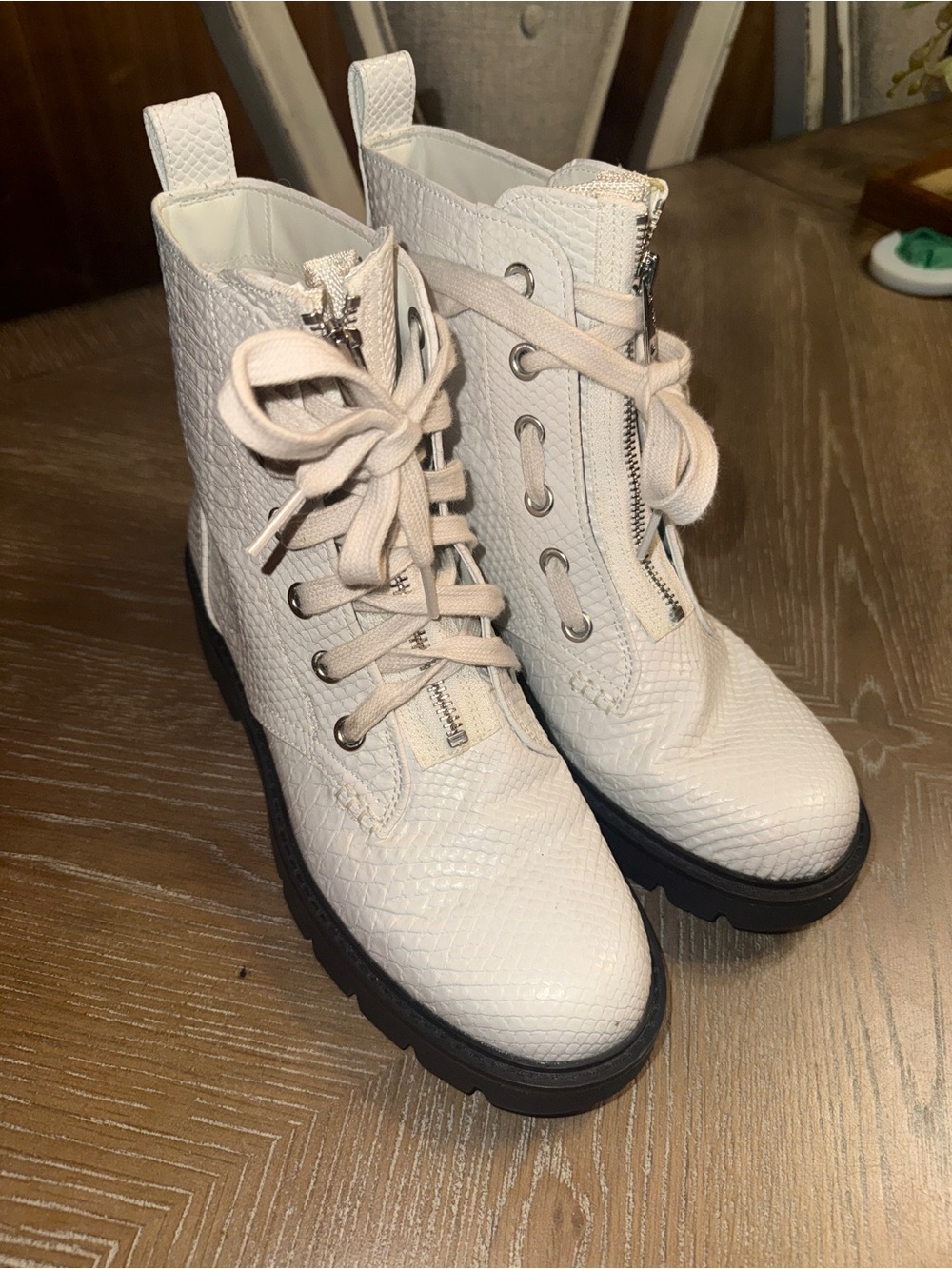 Worn once UGG Daren Boots Womens Size  9 White Snake Print Combat No Box